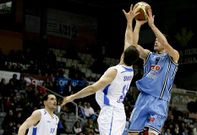 Gintaras Leonavicius lanza a canasta contra el Lleida ante la oposici�n de Sime�n.