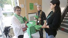 Voluntarias de la AECC en la mesa informativa que se instal� en el centro de salud Virxe Peregrina de Pontevedra por el d�a sin tabaco