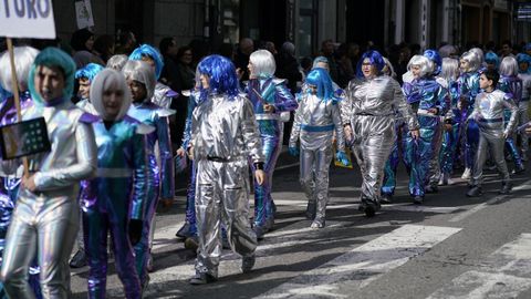 El multitudinario desfile escolar de entroido de Xinzo llen las calles del municipio