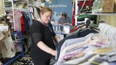 Comercio solidario del colectivo Cedeira en P�,�que�facilita alimentos y ropa�a unas 24 familias de manera regular