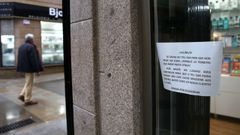 Cartel que se puede ver en una c�ntrica tienda de Ribeira.
