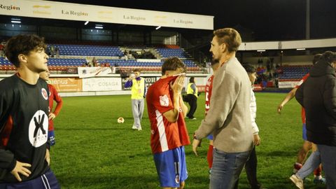 Borja Fern�ndez con sus jugadores tras la derrota frente al Pontevedra.