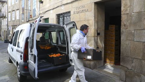 Cocina Econ�mica de Santiago reparte comida para personas necesitadas