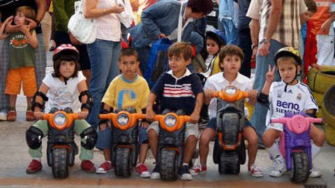 Carreira de motos para nenos en Monforte. As s�as �monturas� son un exemplo m�is da importancia que ten o pl�stico nas nosas vidas
