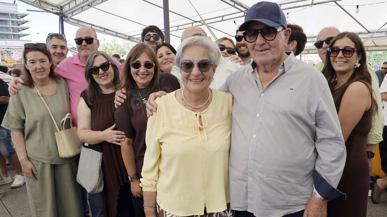 Pilar Mejuto y Chente D�az con parte de la familia