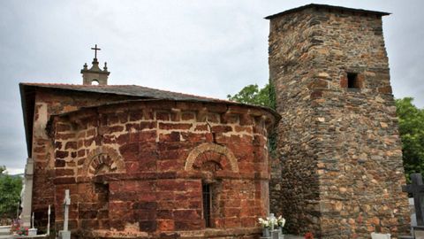 bside de la iglesia romnica de San Clodio de Ribas de Sil, construido base de la llamativa piedra