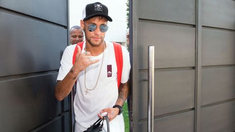 Neymar abandona su domicilio rumbo al aeropuerto El Prat para trasladarse a Par�s