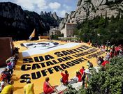 Una de las �ltimas acciones de la Asamblea Nacional Catalana ha consistido en desplegar una gran pancarta en el Monasterio de Montserrat para pedir el apoyo del Papa a la consulta. 