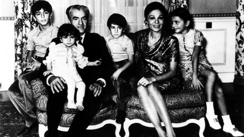 El que fuera sha de Persia, Reza Palhevi, con su familia