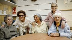 De izquierda a derecha: Mari Carmen Gonz�lez, Charri Datas, Amalia Arias, Adela Castro y Antonia L�pez, campeonas nacionales de balonmano en 1962.