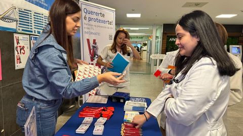 Mesa informativa instalada en el CHUO por el D�a Mundial del Sida.