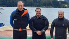 De izquierda a derecha, Yago Abilleira Crespo, Alberto Garc�a Montes de Oca y Miguel Ribeiro, miembro del Club de Buceo Cedeira, el viernes en el muelle, antes de salir para la prospecci�n