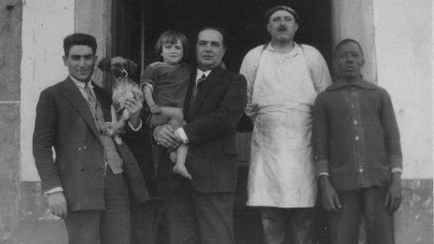 Tripulación do Nil, que naufragou en Camelle, con José Baña en 1927.