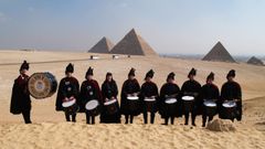 A Real Banda diante das pir�mides de Exipto, onde tocaron