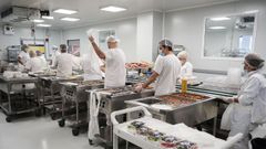 Preparacin de los mens para los pacientes en la cocina del complejo hospitalario ourensano.