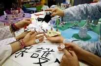 Alumnos realizando ayer actividades en la escuela Camilo Jos� Cela, del Hospital Cl�nico. 