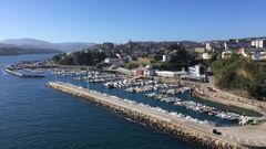 Vista de la villa ribadense, con el puerto en primer plano.