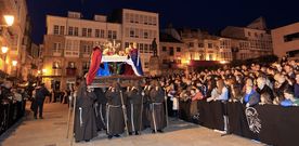 Tradici�n y leyenda se dieron cita de nuevo ayer con el paso de La Cena en su anual desfile por las calles del casco de Viveiro. 