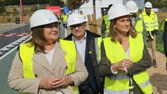Ana Ortiz y Luisa S�nchez en una visita a las obras del pol�gono residencial de Navia