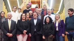 Formoso, en el centro, acompa�ado de Bego�a Rodr�guez y de alcaldes y concejales socialistas de varios municipios de la Costa da Morte