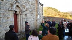 Visitantes en el exterior de la iglesia chantadina de Nogueira de Mi�o, que forma parte de las rutas de Semana Santa