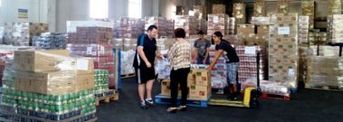 Toneladas de alimentos se reparten en  el pol�gono de O Rebull�n, en Mos.