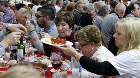 O Barco se rindi al botelo.Ms de mil personas asistieron a la comida en el pabelln