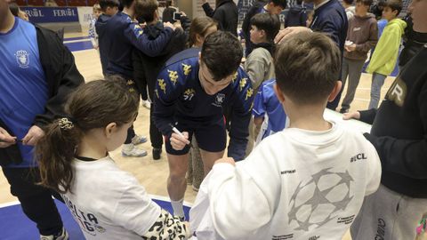 Penezio firmando aut�grafos en el entrenamiento abierto al p�blico de esta misma semana.