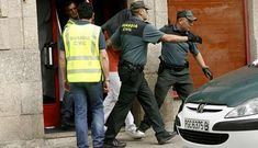 Guardias civiles llevan detenido a Antonio Fern�ndez tras su detenci�n acusado de dispararle a Sonia Figueroa en la cabeza cuando ambos estaban en la hamburgueser�a en la que trabajaban. 