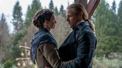 Caitriona Balfe y Sam Heughan, en el final de �Outlander�.
