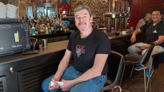 Adolfo S�nchez, en el caf� Lanz�s de Betanzos.