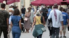 Una calle del centro de Monforte llena de gente con mascarillas, en una fotograf�a de esta semana