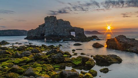 Atardecer en Pena Furada, en la costa de Loiba, en Ortigueira