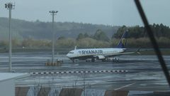 Imagen de un avi�n de Ryanair en el aeropuerto de Santiago Rosal�a de Castro-Lavacolla.