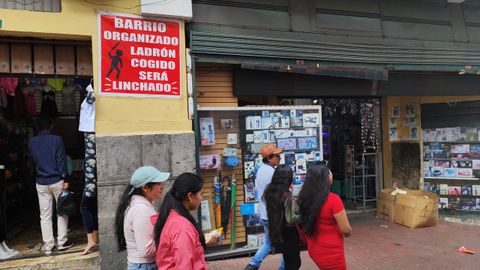 Carteles contra los delincuentes y ladrones en el barrio de San Juan, en Quito.
