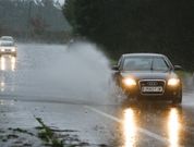 La copiosa lluvia provoc� algunas complicaciones en carreteras de la zona. 