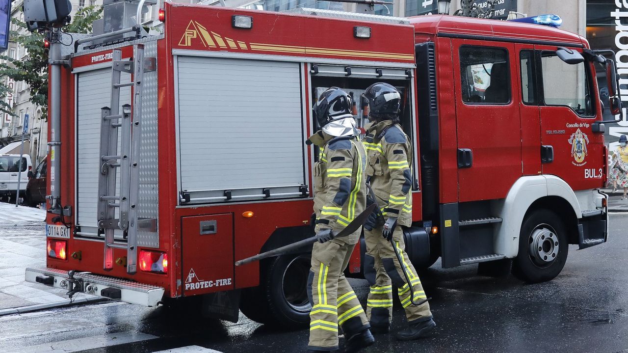 El incendio en una cocina obliga a trasladar al hospital de Vigo a dos intoxicados por humo