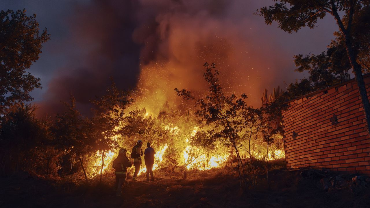 Los incendios en Galicia continúan avanzando y han arrasado cerca de 4. ...