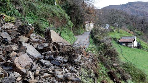 �rboles, rocas, piedras y tierra bloquearon los dos carriles en un punto situado en el concejo de Aller, Asturias