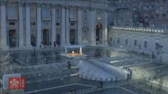 Extra�a imagen de la�bendici�n del papa�en una plaza de San Pedro vac�a