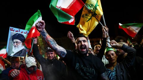 Un grupo de iran�es corea consignas tras el anuncio de alto el fuego en una concentraci�n en Teher�n.