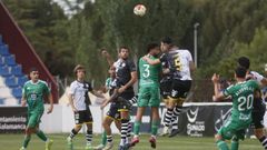 Duelo a�reo en la visita del Racing al Unionistas de Salamanca.