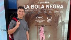 Ram�n Santos, propietario de la mercer�a La Cris�lida, posa al lado del cartel de �La bola negra�, el filme de Los Javis en la que aparecen los abanicos que le pidieron desde la productora.