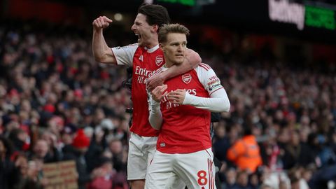Odegaard (derecha) y Rice, celebrando el primer gol del Arsenal ante el Brighton.