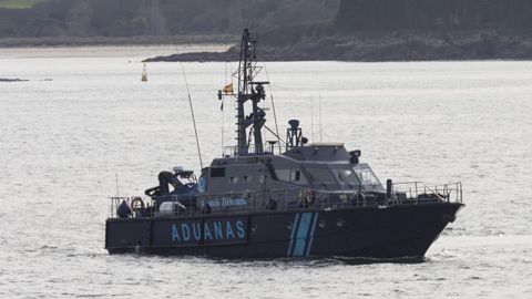 Imagen de una embarcacin de Aduanas patrullando por la ra de Camarias.