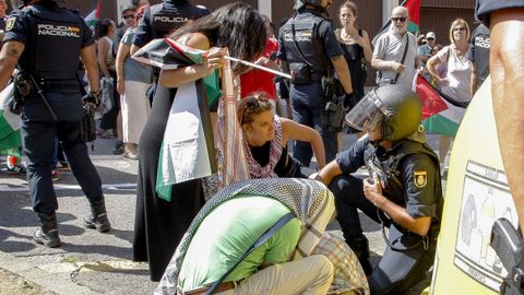  Un polica y manifestantes ayudan a un herido durante la manifestacin de apoyo a Palestina y su rechazo a la participacin del equipo Israel Tech durante la decimocuarta etapa de la Vuelta ciclista a Espaa que se disputa este sbado sobre 135,9 kilmetros en Asturias con comienzo en Avils y final en las duras rampas del Alto de la Ferrapona, en los lagos de Somiedo.