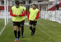 Cheri, a la derecha, calentando en el �ltimo partido que jug� como arlequinado, ante el Vilalb�s. 