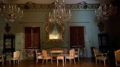Muebles y grandes l�mparas en uno de los salones del pazo de Meir�s
