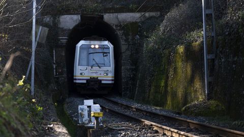 Un tren de cercanas llega a la estacin de la localidad cntabra de Virgen de la Pea