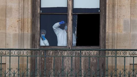 Investigadores revisan la ventana por la que habr�an entrado los ladrones